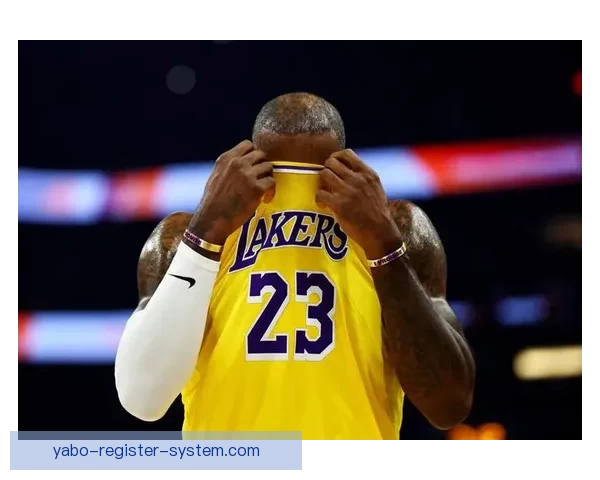 湖人首节崩盘惨输23分遭雷霆碾压里夫斯受伤离场引发担忧